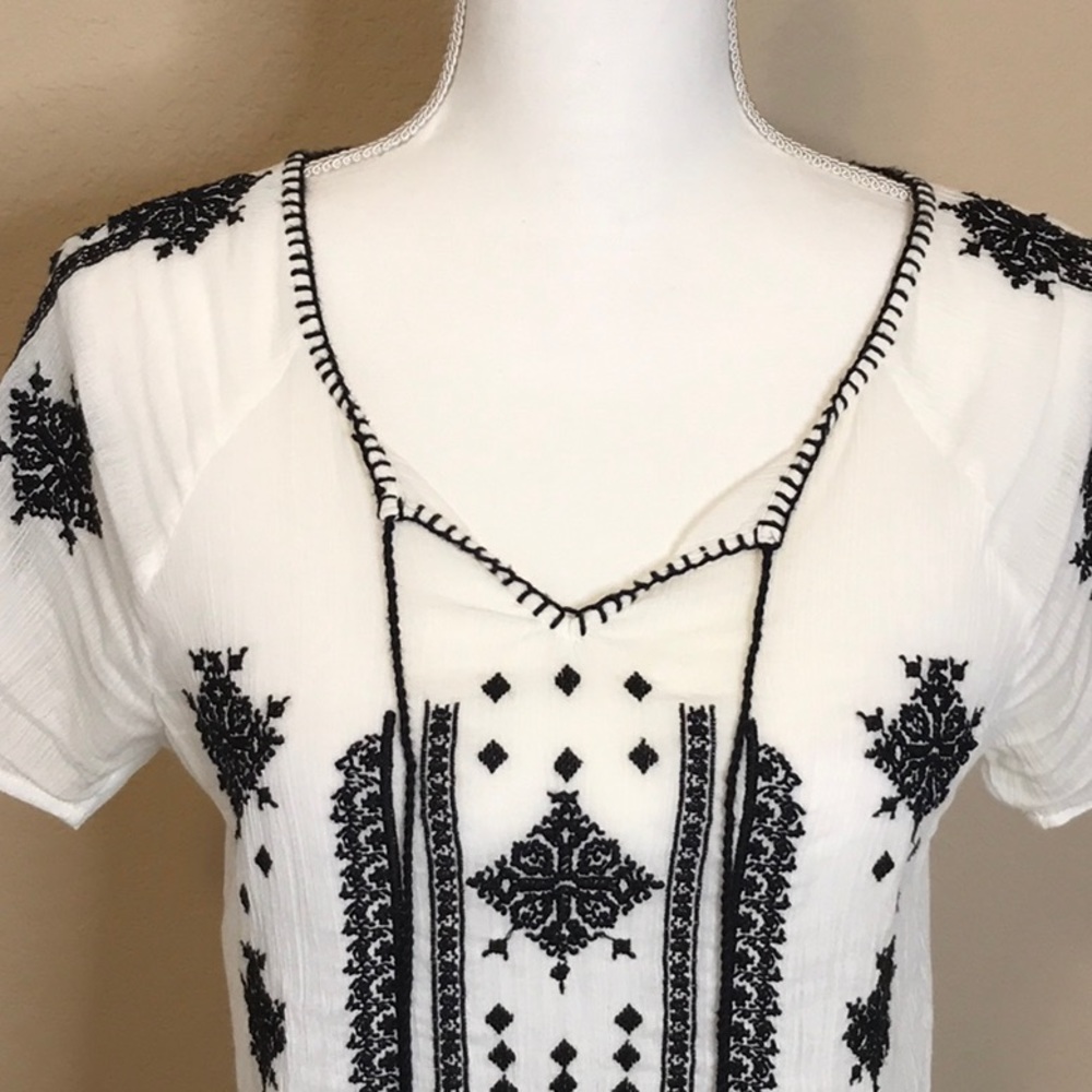 Lucky Brand Embroidered Peasant Top - Picture 2 of 13